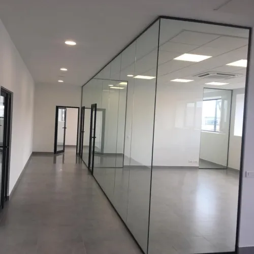 Cloison et séparation en verre 