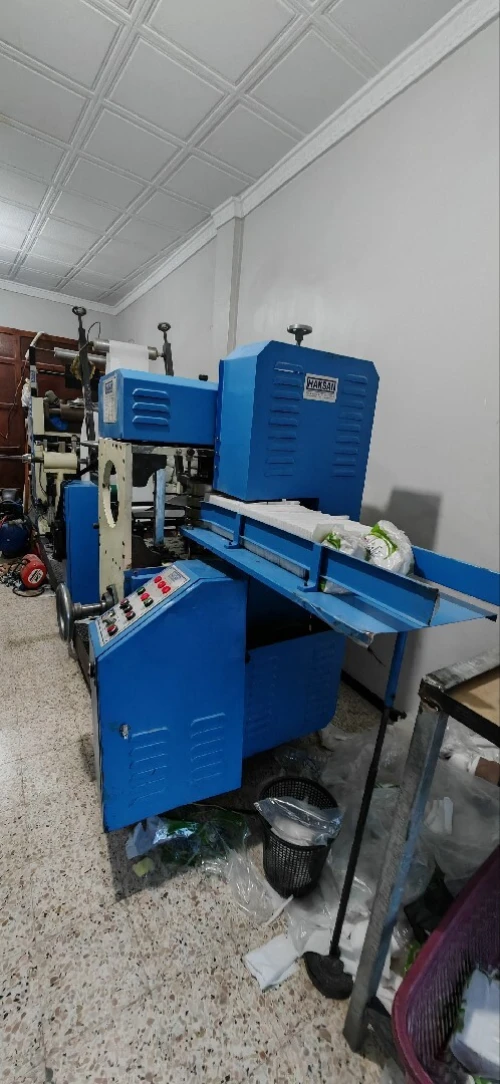 Machine fabrication serviette en papier deux couleurs 