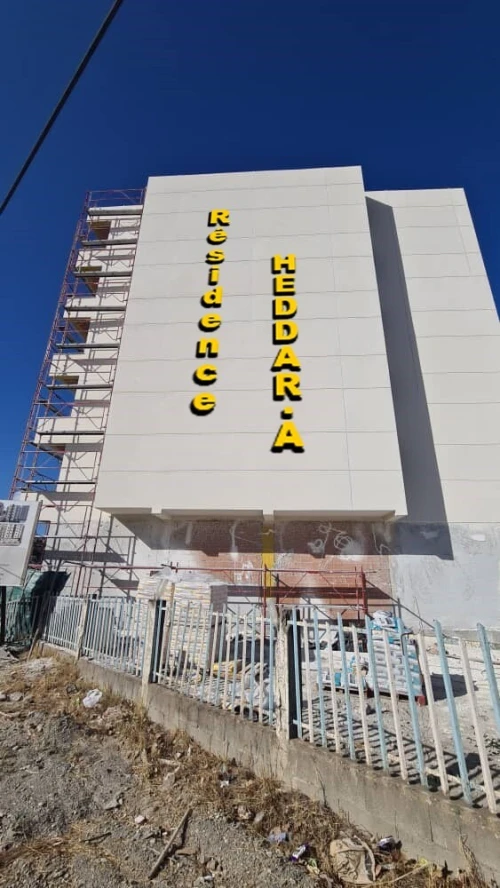 Plaques publicitaires et panneaux lumineux (اللوحات الإعلانية واللوحات المضيئة)
