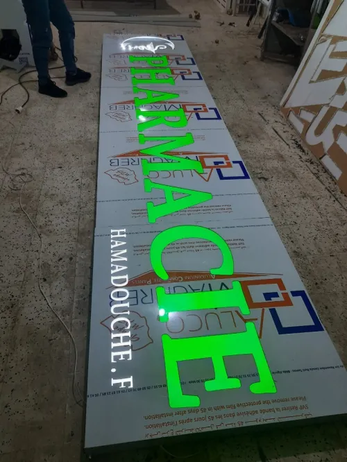 Plaques publicitaires et panneaux lumineux (اللوحات الإعلانية واللوحات المضيئة)