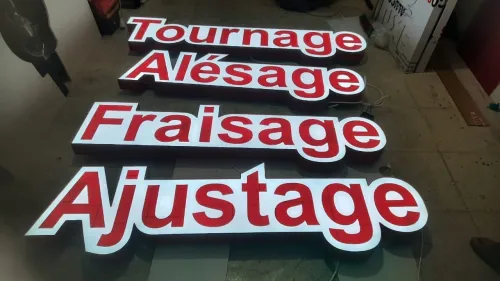 Plaques publicitaires et panneaux lumineux (اللوحات الإعلانية واللوحات المضيئة)