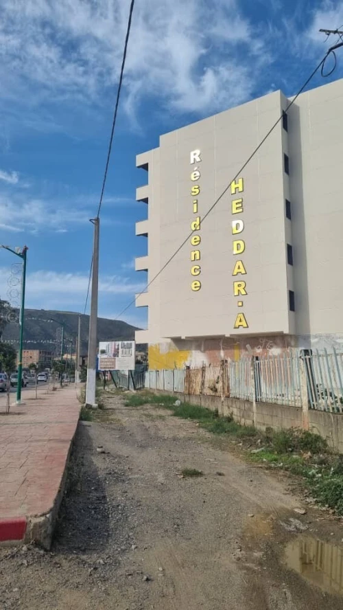 Plaques publicitaires et panneaux lumineux (اللوحات الإعلانية واللوحات المضيئة)