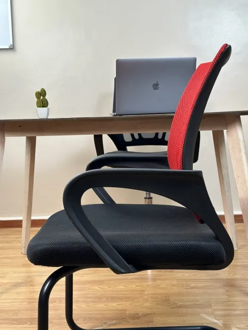 Chaise VISITEUR filet couleur ROUGE ergonomique Mobix dz