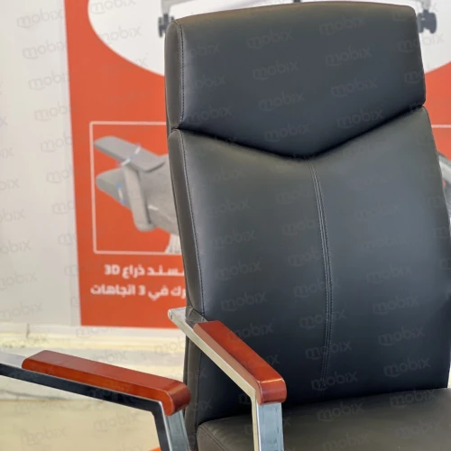 La chaise PDG AKAR accoudoirs bois éxecutif moderne de la marque mobixdz