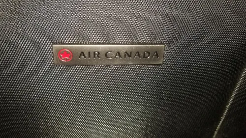 Valise Air Canada munie de barres de renforcement