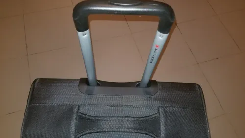 Valise Air Canada munie de barres de renforcement