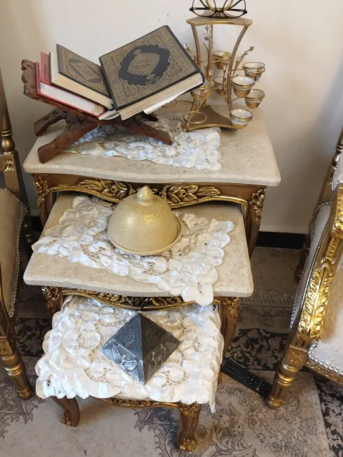 Salon Egyptien très bonne état(salon 7 places,commodes,une table en marbre, Salle à manger)
