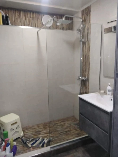 séparation salle de bain en verre 