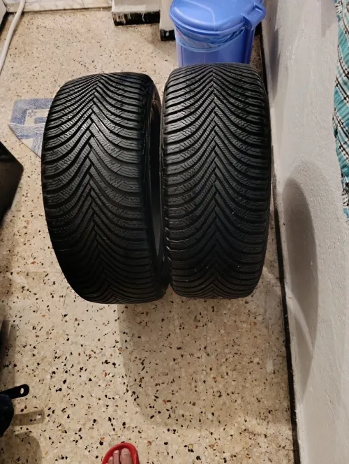 2 Pneus Michelin presque neufs