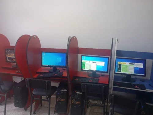 Lots des PC avec tables 