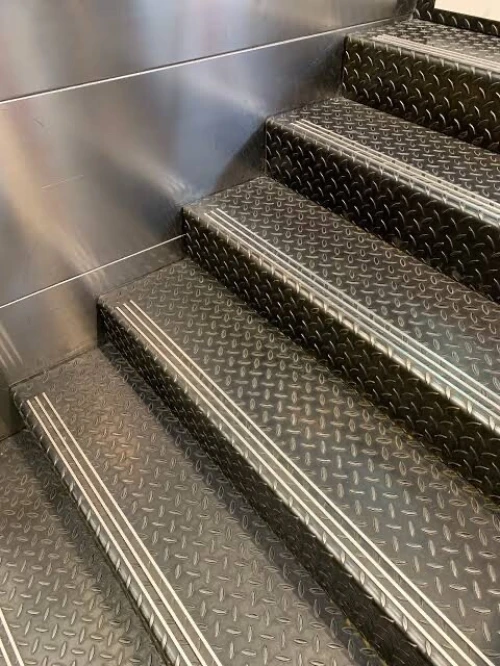 Marches en tôles striées 