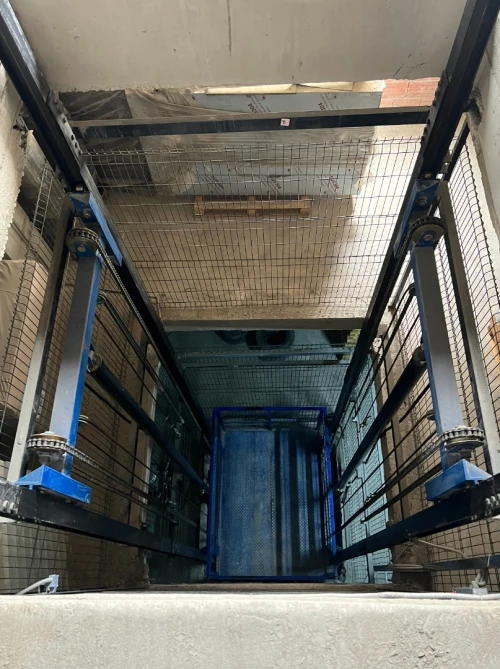 Montecharge marchandise hydraulique fabrication sur mesure - GRAVITY ALGERIE - interne ou externe