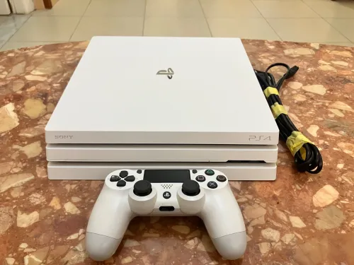 PS4 Pro 1 TB , État 10/10 . Flasher 7 Jeux,     Version blanche Glacier White+ Manette DualShock V2