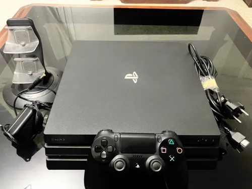 PS4 Pro 1 To, Etat 10/10 + Manette DualShock 4 V2 + Flasher + Chargeur Manette + 5 Jeux