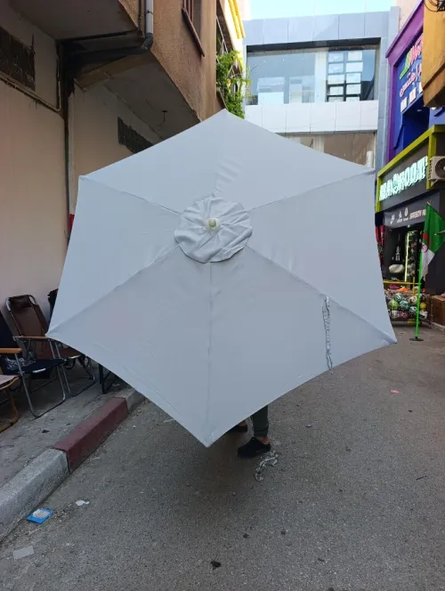 Parasol en blanc et couleur avec et sans support
