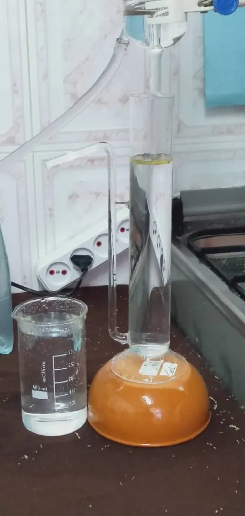 Distillation à Base De Plantes . قطارة الأعشاب والزيوت الأساسية