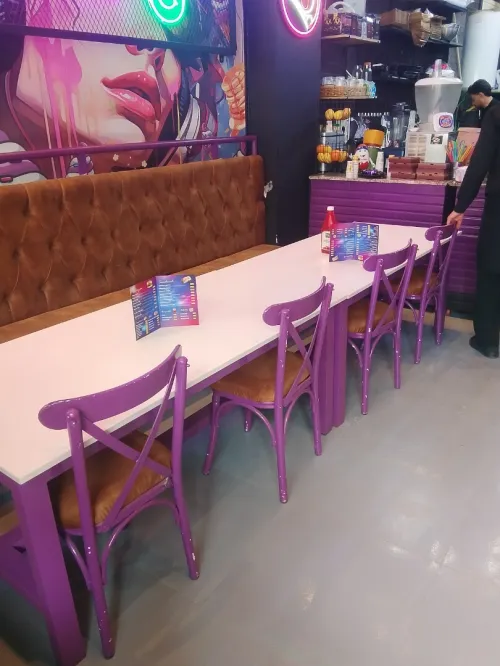 Tables avec chaises fast food