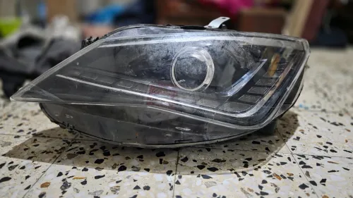 Phare LED côté conducteur. Seat IBIZA 2013