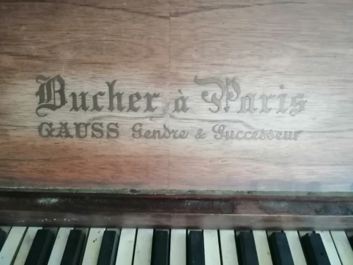 Piano droit gauss