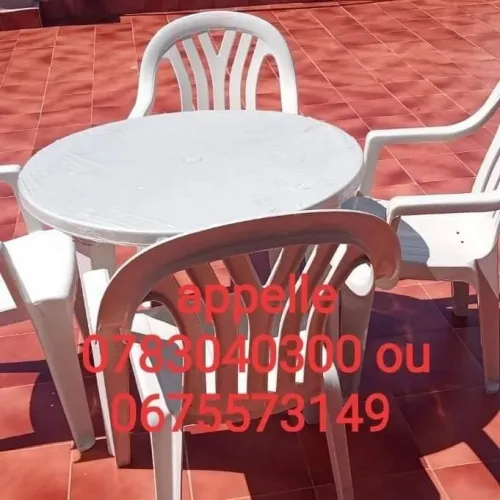 كراسي و طاولات بلاستيكية chaises et tables