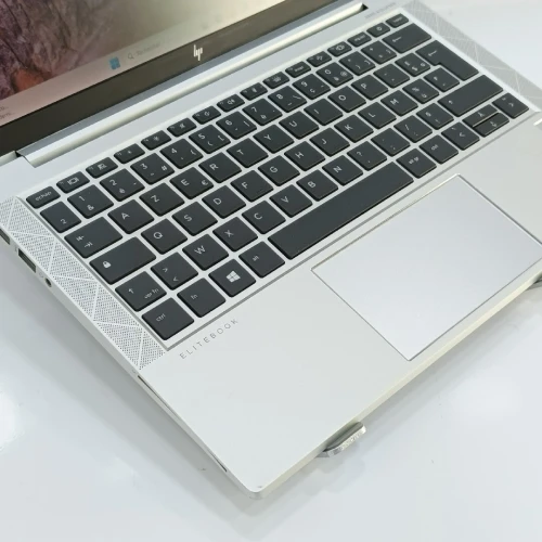 HP ELITEBOOK 830 G8 i5-1145G7 (11éme)/ RAM 16g / SSD 512 g / écran 13.3 FHD