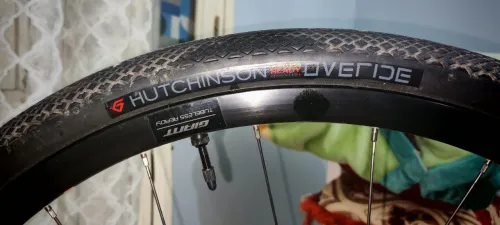 Vélo Carbone Gravel GIANT Revolt 2