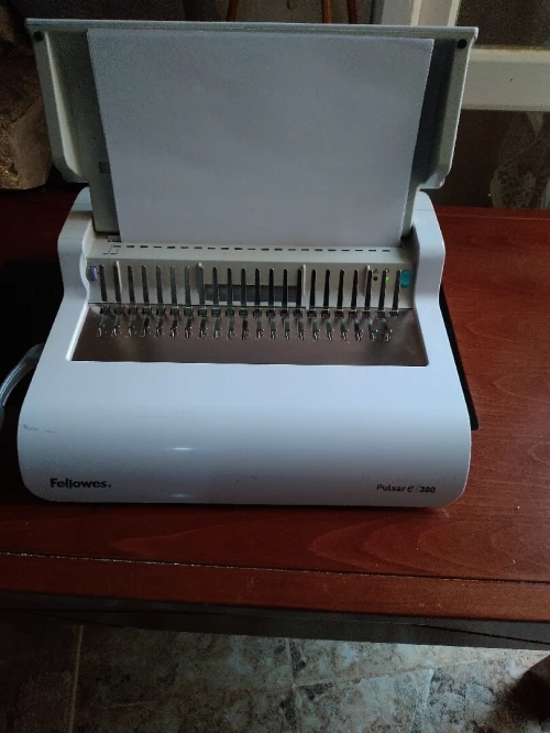 للبيع آلة تجليد الورق كهربائية و يدوية  Fellowes plusar e300