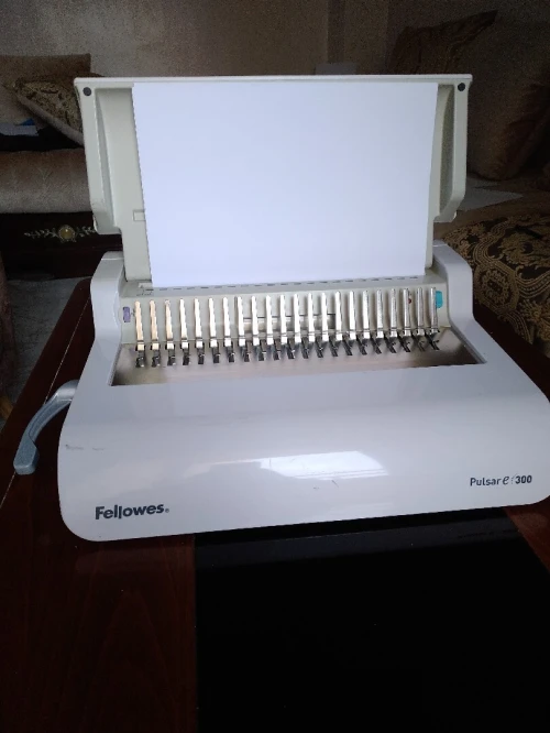 للبيع آلة تجليد الورق كهربائية و يدوية  Fellowes plusar e300