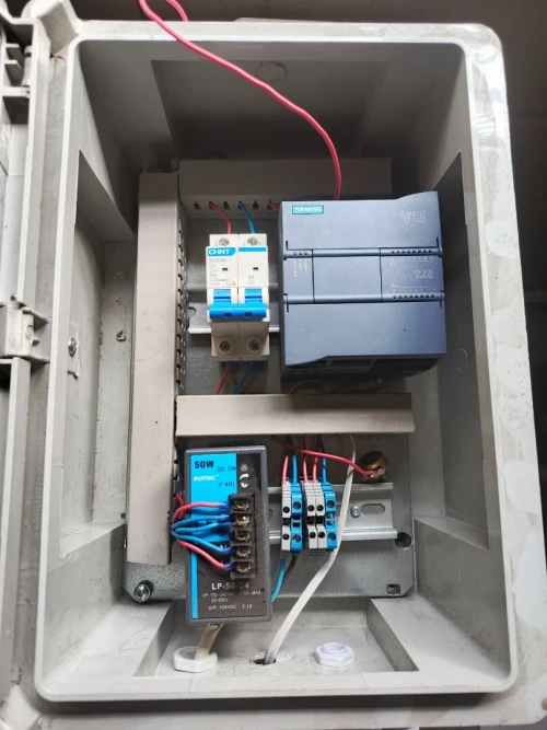 A vendre automate siemens s7 1200 avec petite armoire et alimentation للبيع