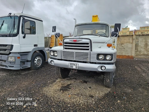 CAMION HINO 6X4 GRUE 1989