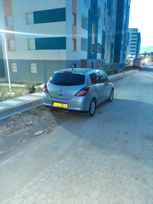 Nissan Tiida 5 portes 2009 Tiida 5 portes
