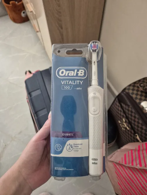 Une brosse à dents électrique Oral-B