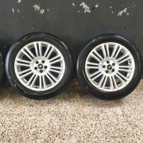 4 jantes avec 4 pneus evoque 235/55R19