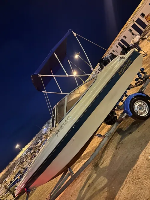 Vente Bateau canadien longueur 5metre moteur 75chv mariner mercurey 2 temps très très propre 