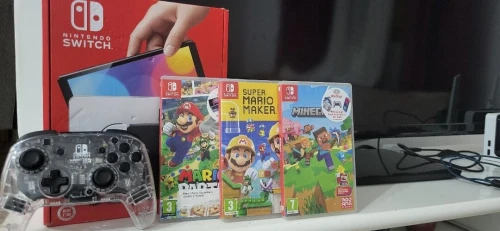 Une nintendo switch,3 cartes de jeux et une manette