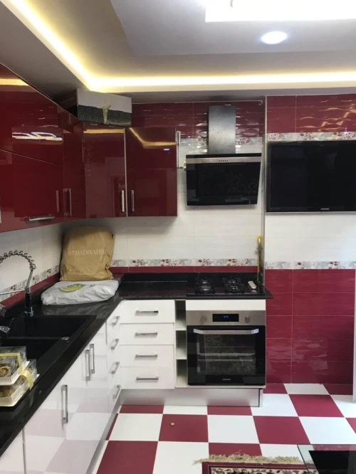 Cuisine complète neuve avec électroménagers importés depuis la France. Jamais utilisée