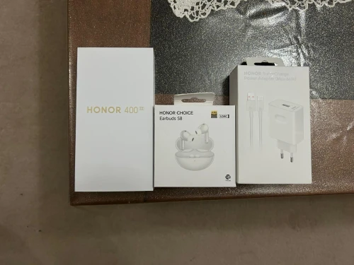 HONOR Pack complet NEUF : Smartphone HONOR 400 512GO 5G OR / Ecouteur Honor EarBuds S8 blanc / Chargeur ultra rapide Honor USB-C 66W (Acheté à Paris en France en Boutique SFR)