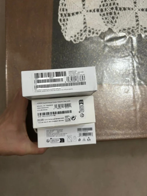 HONOR Pack complet NEUF : Smartphone HONOR 400 512GO 5G OR / Ecouteur Honor EarBuds S8 blanc / Chargeur ultra rapide Honor USB-C 66W (Acheté à Paris en France en Boutique SFR)