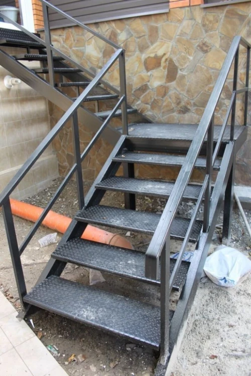 Escaliers metalique, Garde-corps, Portails sectionnels ou coulissants, Rideaux & Toitures parking.