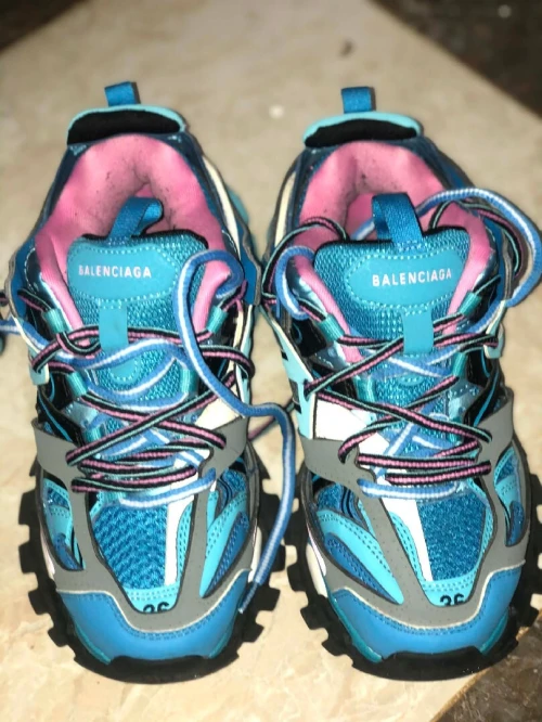 حذاء من نوع Balenciaga Triple