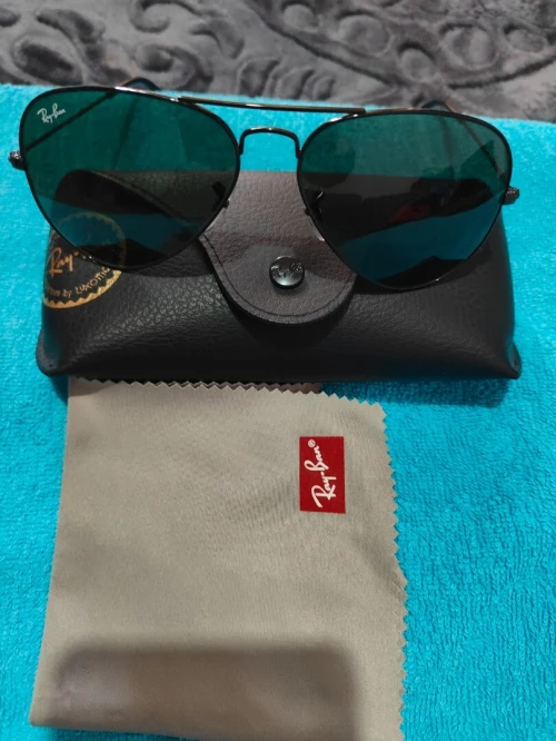 Lunette de soleil ray ban noir.