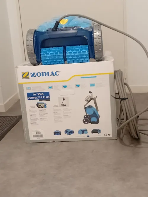 Robot pour nettoyage de piscines 