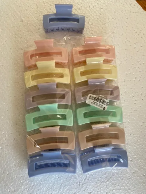 Nouveautés! Peignes et pinces à cheveux tendance- en plusieurs couleurs et modèles- Disponible.