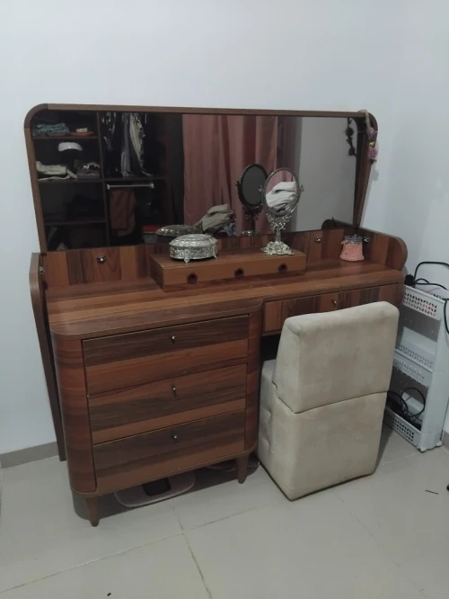 Armoire et coiffeuse 
