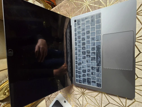 MacBook Air 2019 i5 8 Go RAM 256 Go SSD Comme neuf