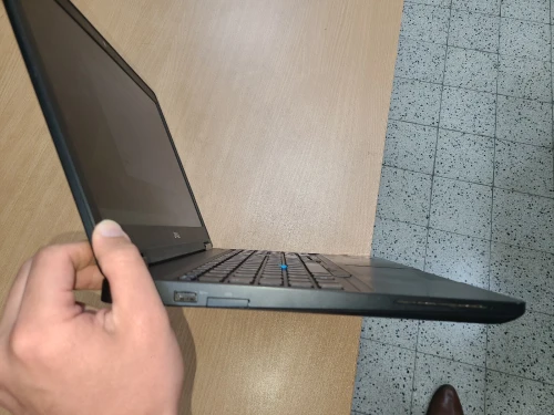 Dell Latitude 5590 15.6 Pouces Full HD i5 8350U Octa-Core 16 GB Ram DDR4 512 GB SSD Nvme