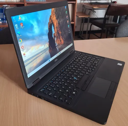 Dell Latitude 5590 15.6 Pouces Full HD i5 8eme 16 GB Ram DDR4 512 GB SSD Nvme