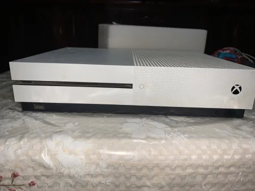 XBOX ONE S + CD GTA 5 + MANETTE ORIGINAL 