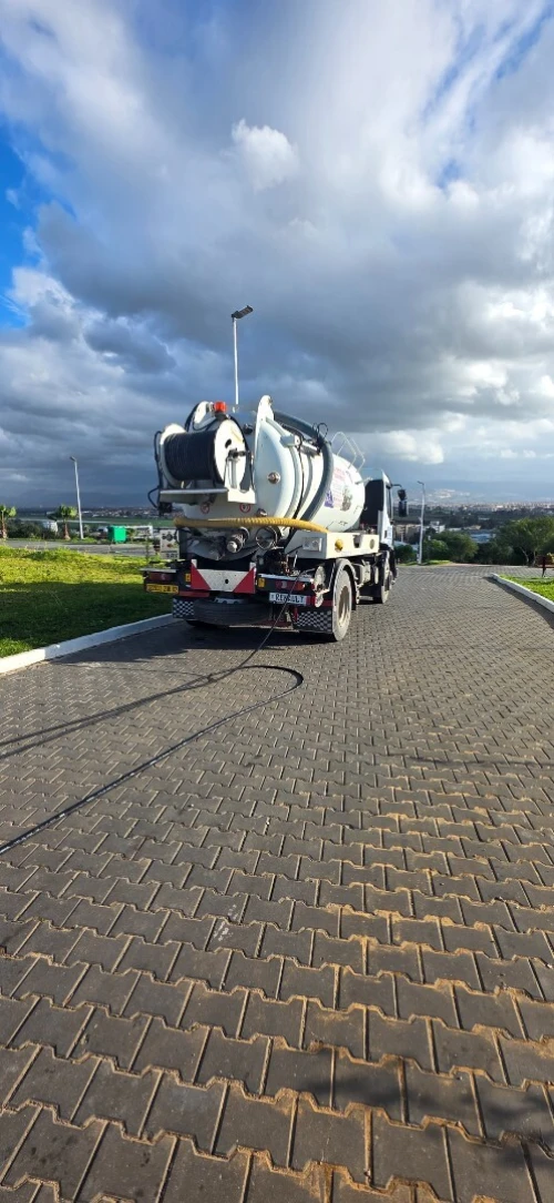 Camion vidange debouchage canalisation fosse septique de regarde