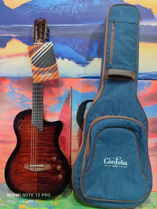  Guitare Cordoba stage electro-classique neuve avec sa housse.